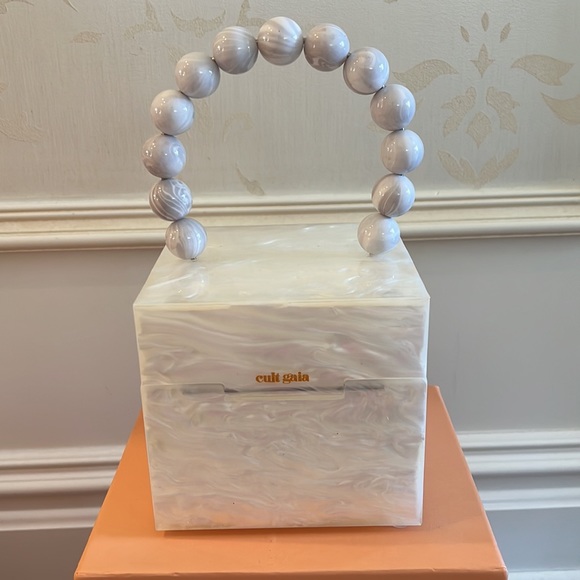 Cult Gaia
Eos Box Bag in Pearl - Picture 5 of 17